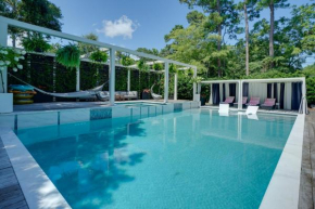Sunroom, Deck and Spa Luxe Wilmington Home!